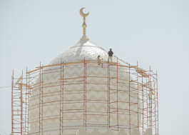 Overpainting of a Mosque Dome near Al Ain. UAE, 2014. Photography Dominik Hellmut Wolf