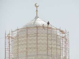 Overpainting of a Mosque Dome near Al Ain. UAE, 2014. Photography Dominik Hellmut Wolf